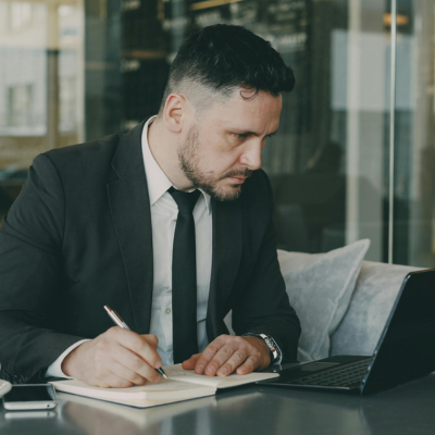 Homme-travail-surchargé-concentré