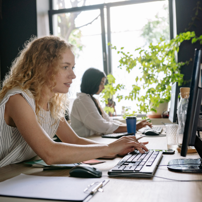 femme-bureau-concentration-productivité